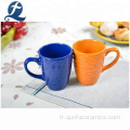 Tasse de café en céramique colorée de logo d&#39;impression adaptée aux besoins du client
